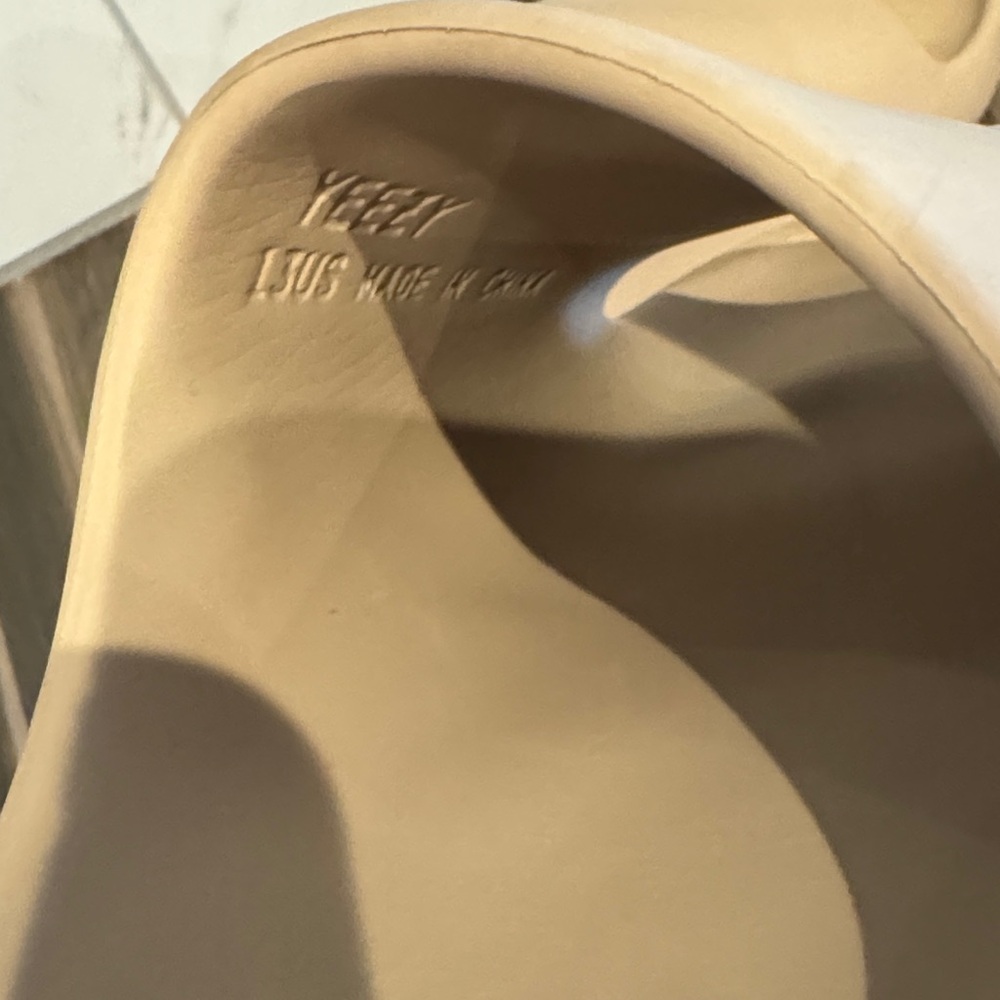 Yeezy Cream Slide Sandals - Picture 3 of 7